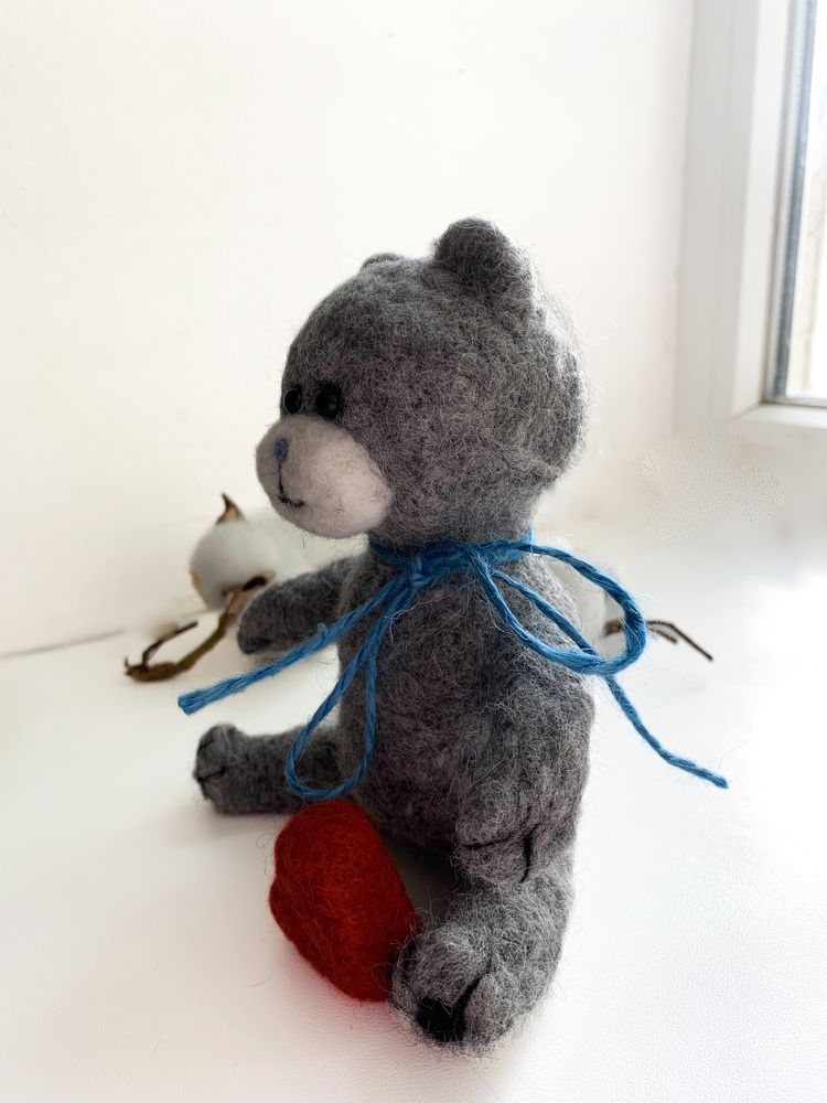 Іграшка з шерсті ведмедик