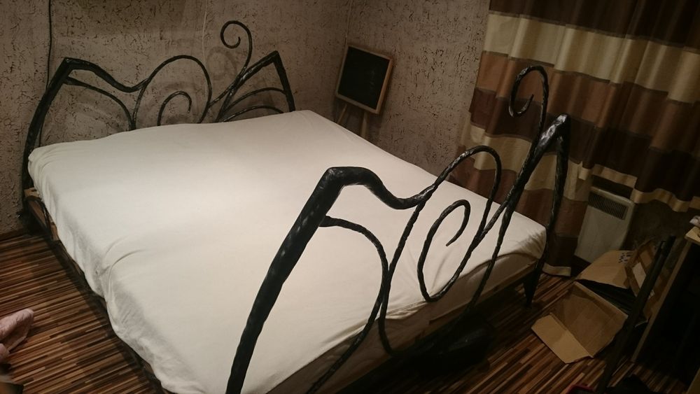 Idealne łóżko kute 180x200 wraz ze stolikami nocnymi