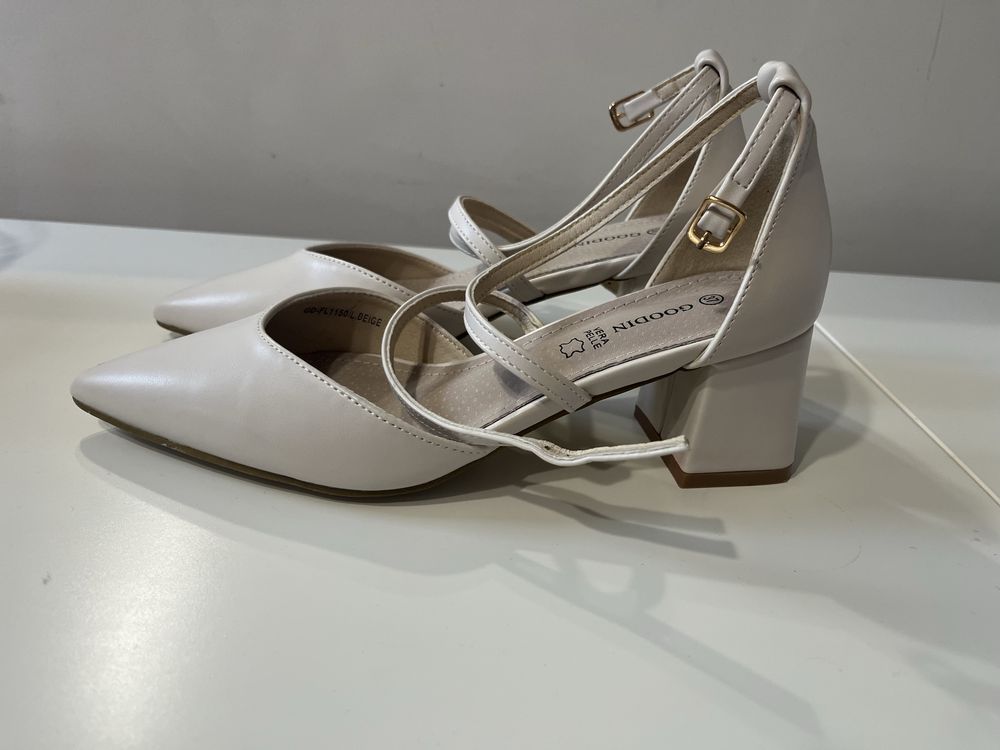 Buty ślubne sandałki na niskim obcasie czubek szpic roz. 37 goodin