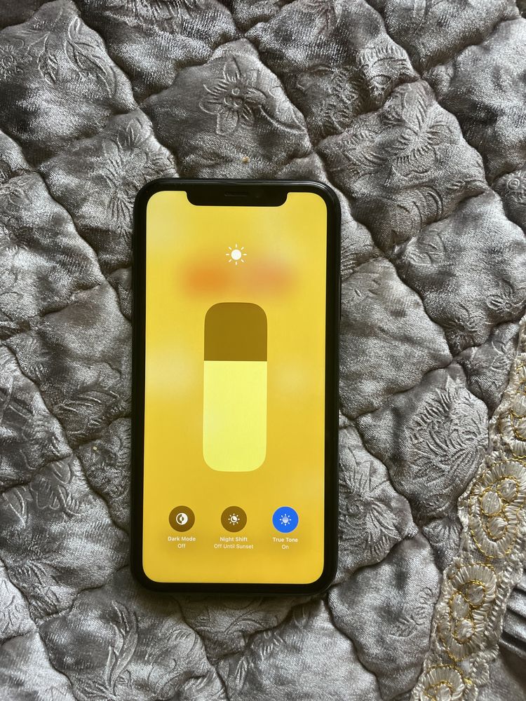 Продам б/у iPhone XR