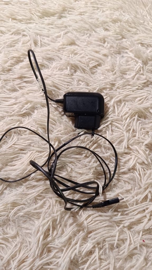 Зарядное устройство с micro-USB разъемом