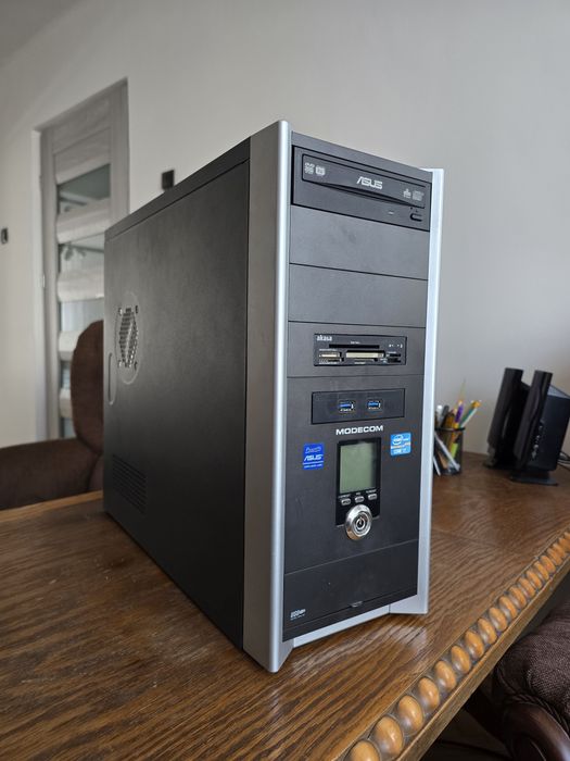 Komputer stacjonarny Intel i7, 32GB RAM, SSD 512GB, HDD 1TB, monitor