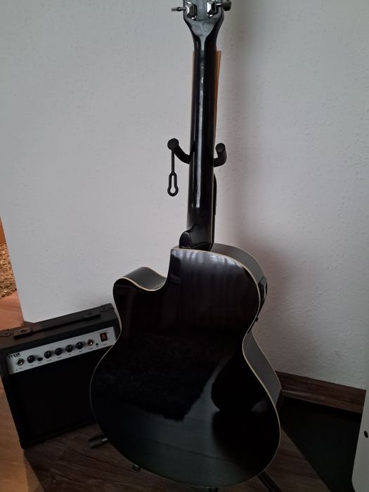 Mikołaj ! Gitara i wzmacniacz elektroakustyczna .Akcesoria