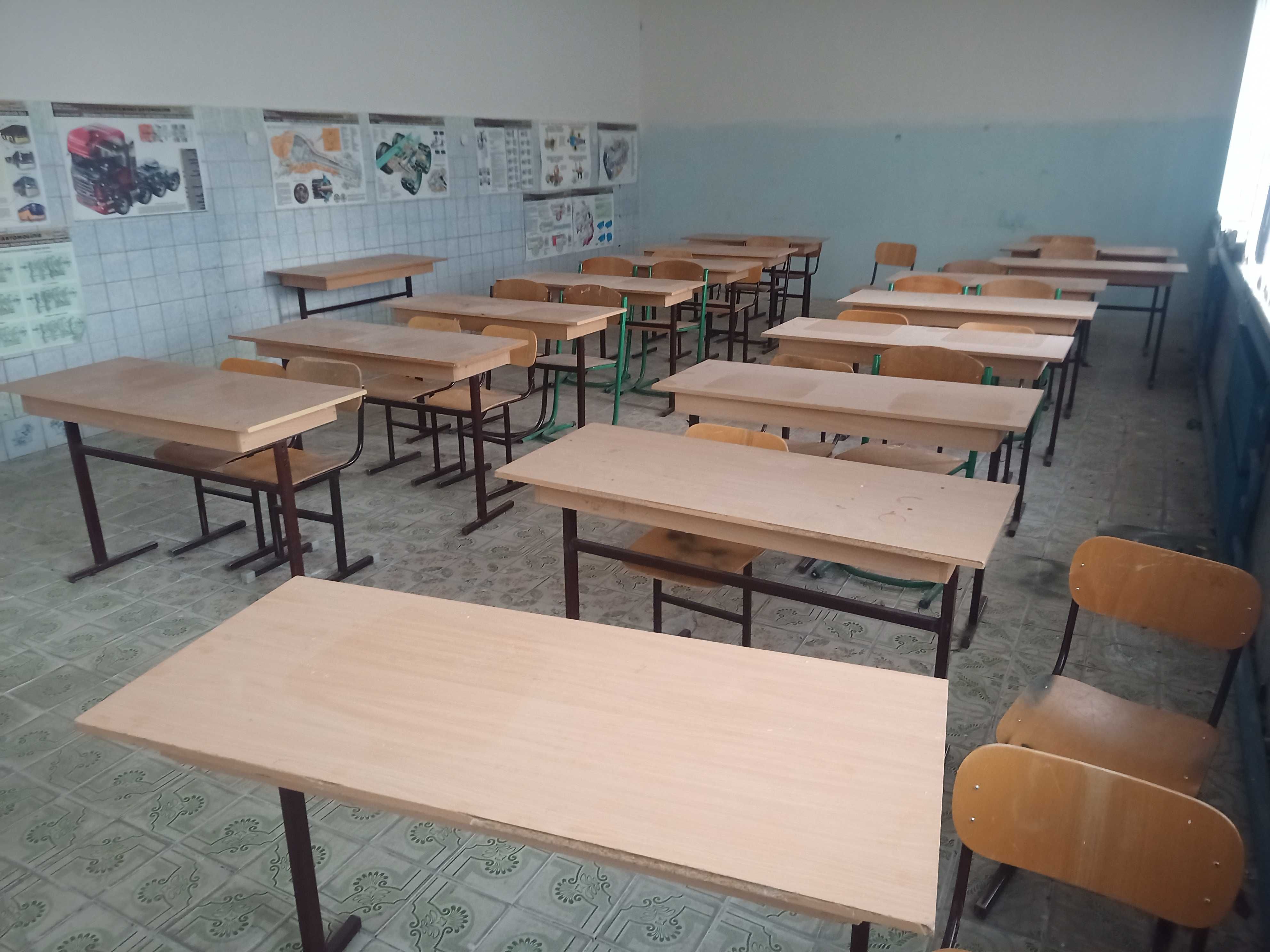 Стіл-парта зі стільцями.