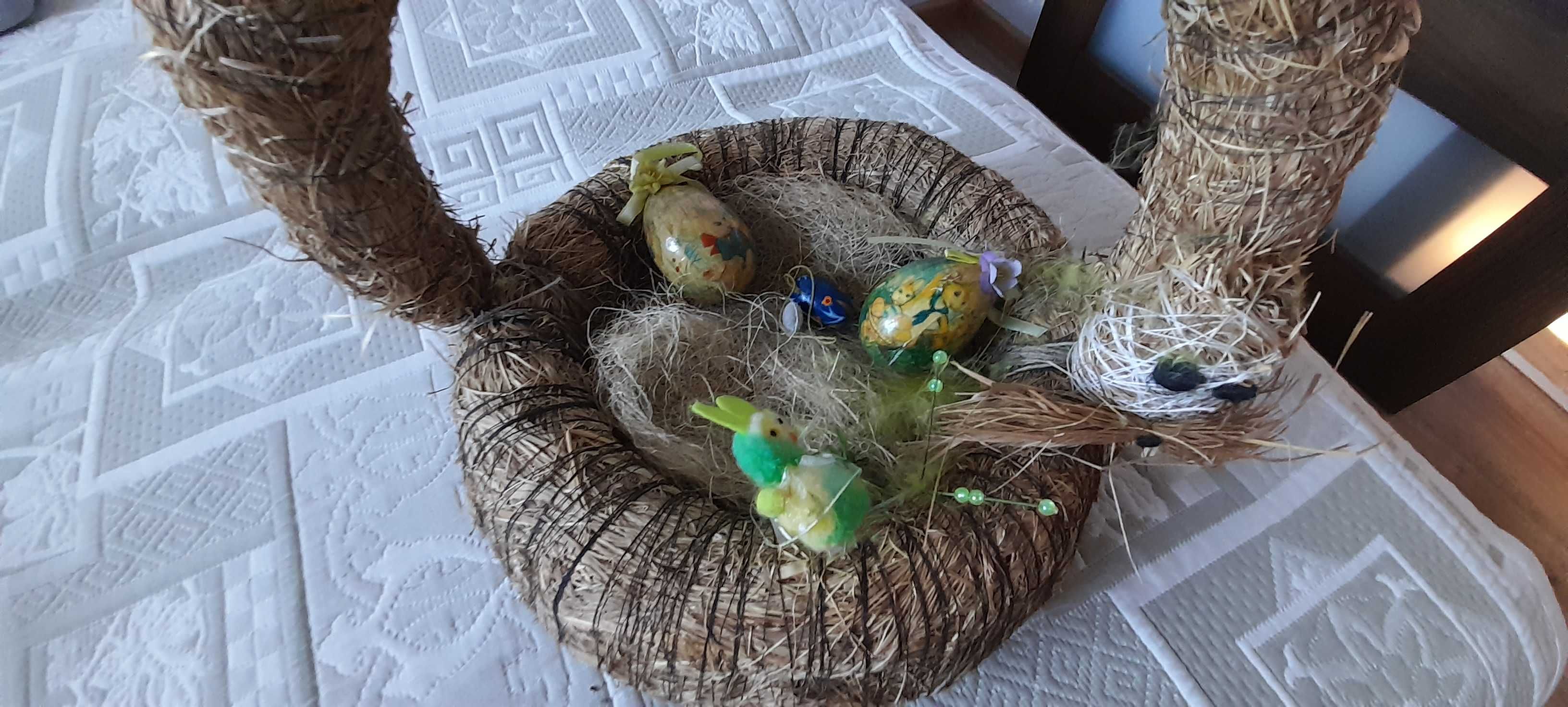 Koszyczek wielkanocny pleciony  ze siana z jajami i ozdobami