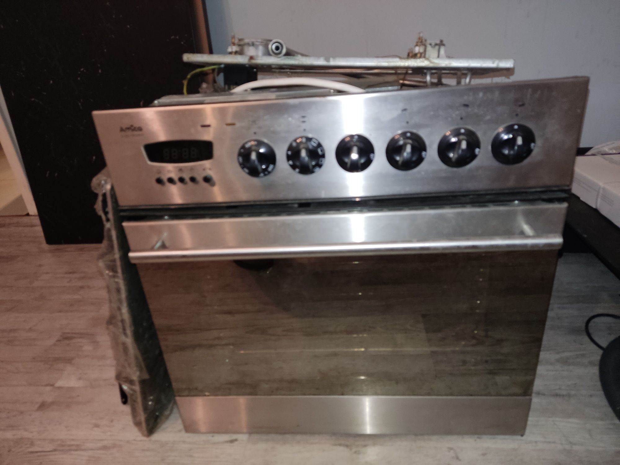 Kuchenka z piekarnikiem Amica srebrna model GH0100