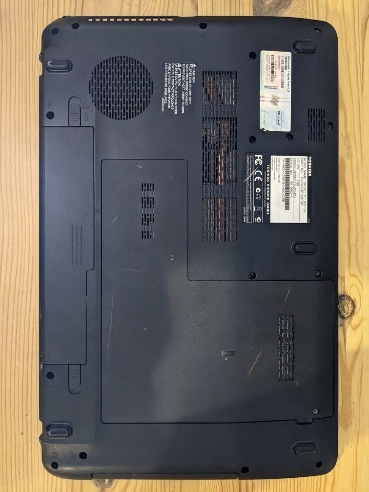 Ноутбук Toshiba Satellite L670-134 - на деталі