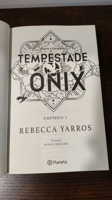 Livro Tempestade de Ónix de Rebeca Yarros