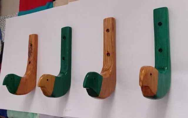 Conjunto de quatro cabides em pinho.