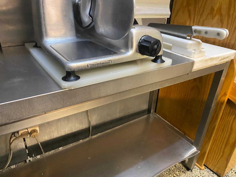 Bancada e prateleiras em Inox com faca de bacalhau