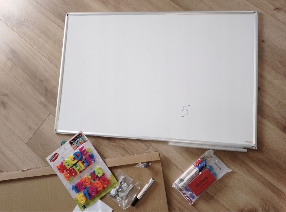 Tablica magnetyczna biała suchościeralna 90x60 cm + gratisy