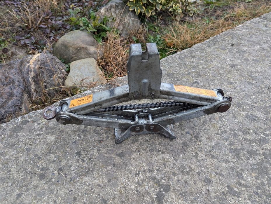 Домкрат  для авто Nissan , Huinday