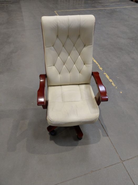 Kremowy obrotowy fotel biurowy, skóra, outlet, - 50%, ostatnie sztuki!