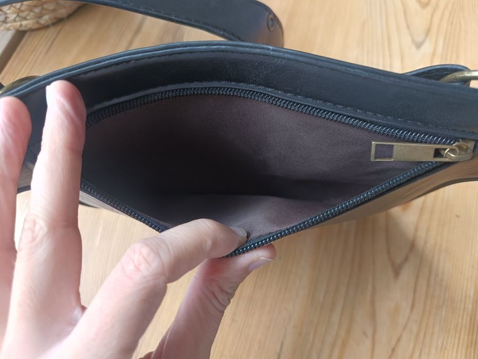 Saszetka na biodro, elegancka nerka czarna