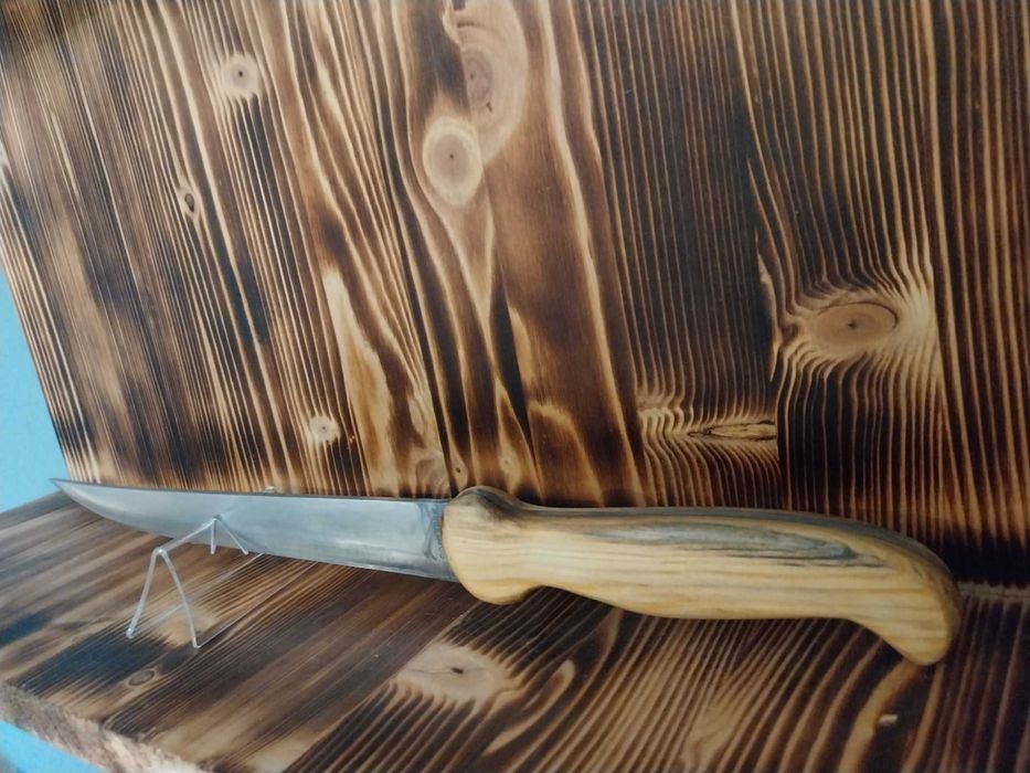 stary nóż z drewnianą rękojeścią