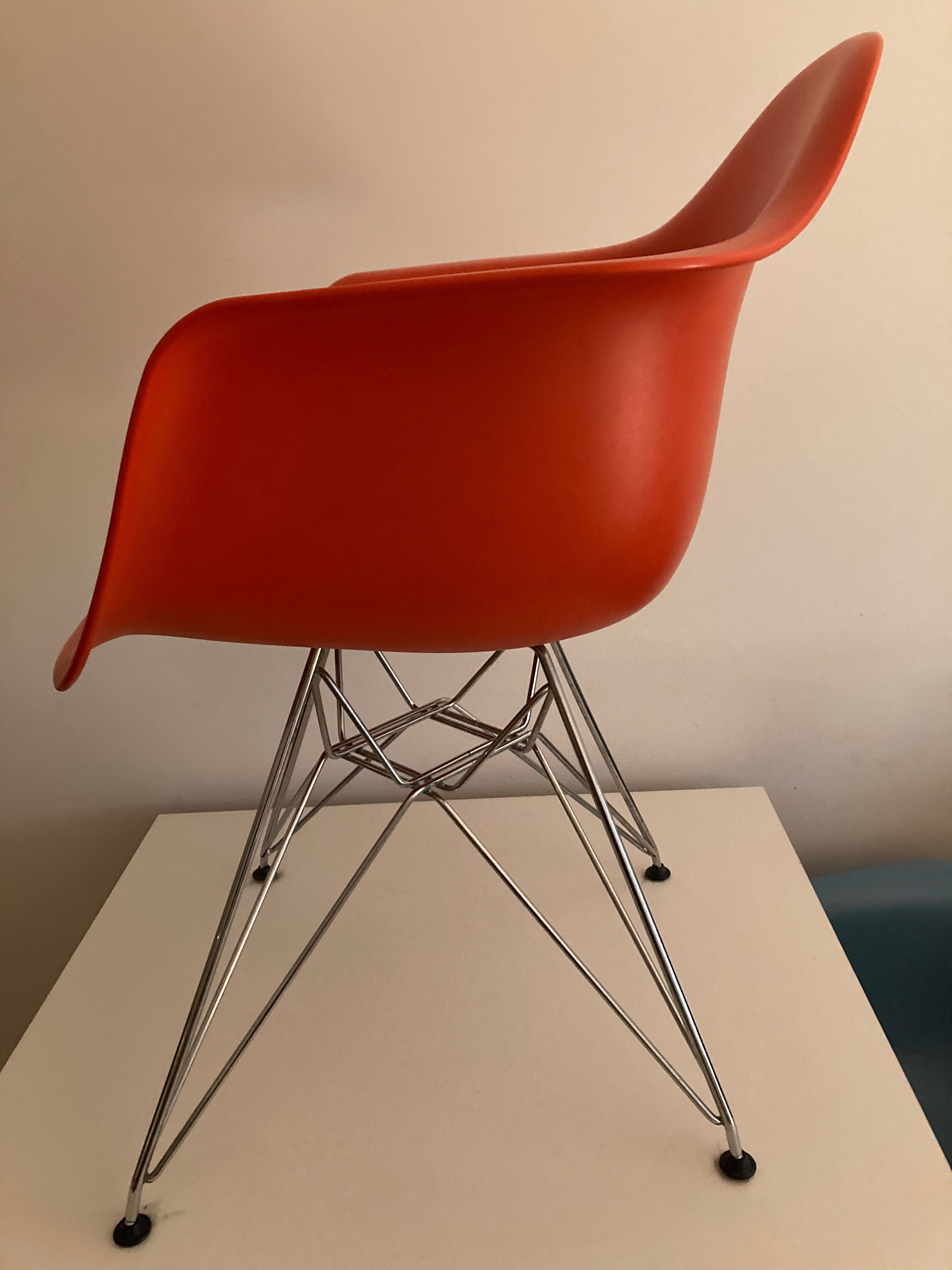 Cadeira original vermelha Charles & Ray Eames da Vitra