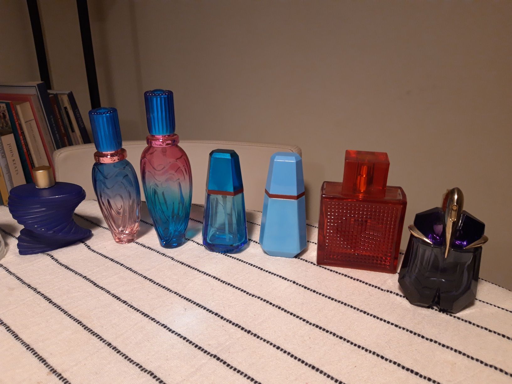 Vários frascos de perfume para colecção (sem perfume)
