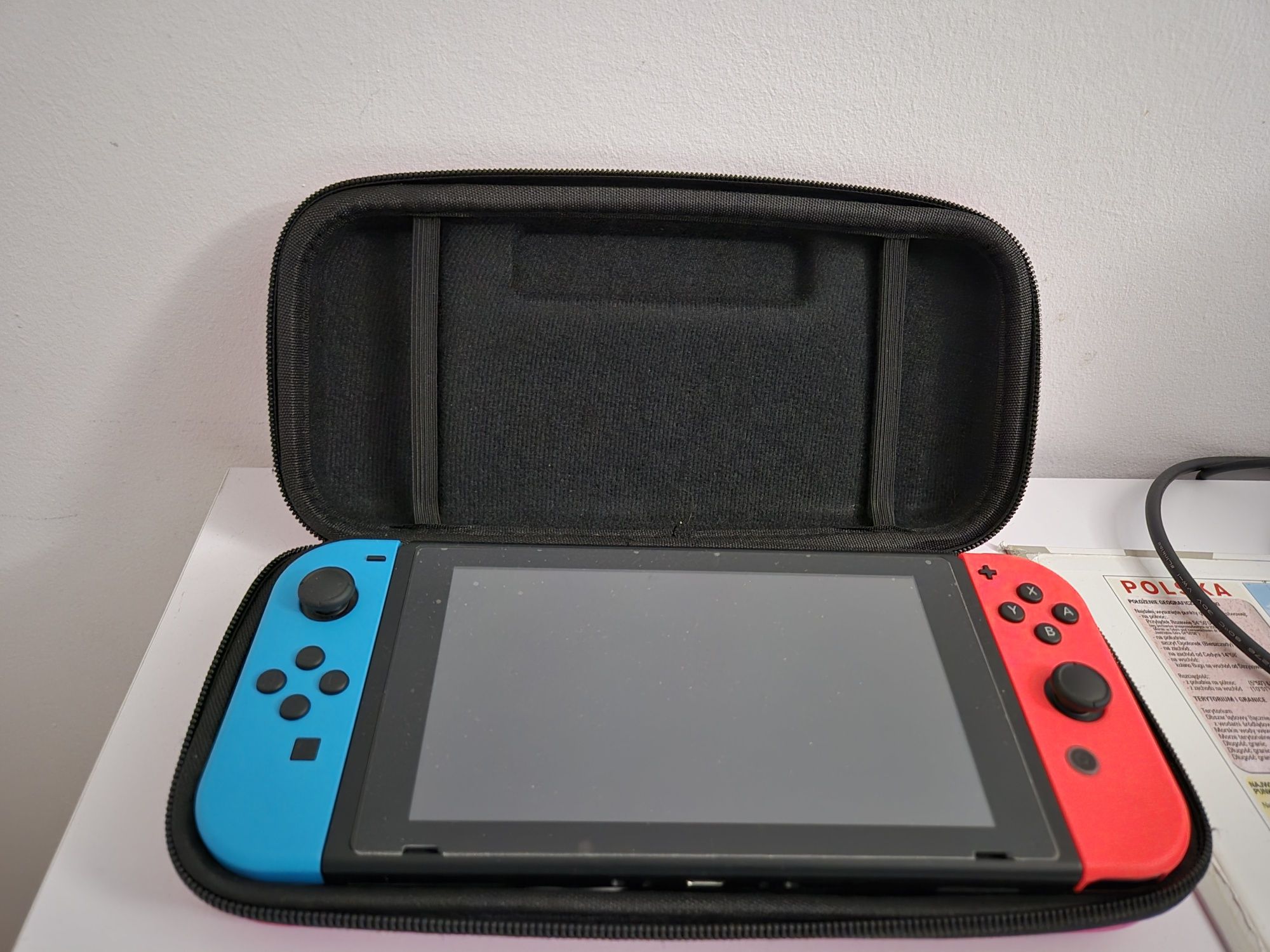 Nintendo Switch +Joy - Con + 3 gry +etui