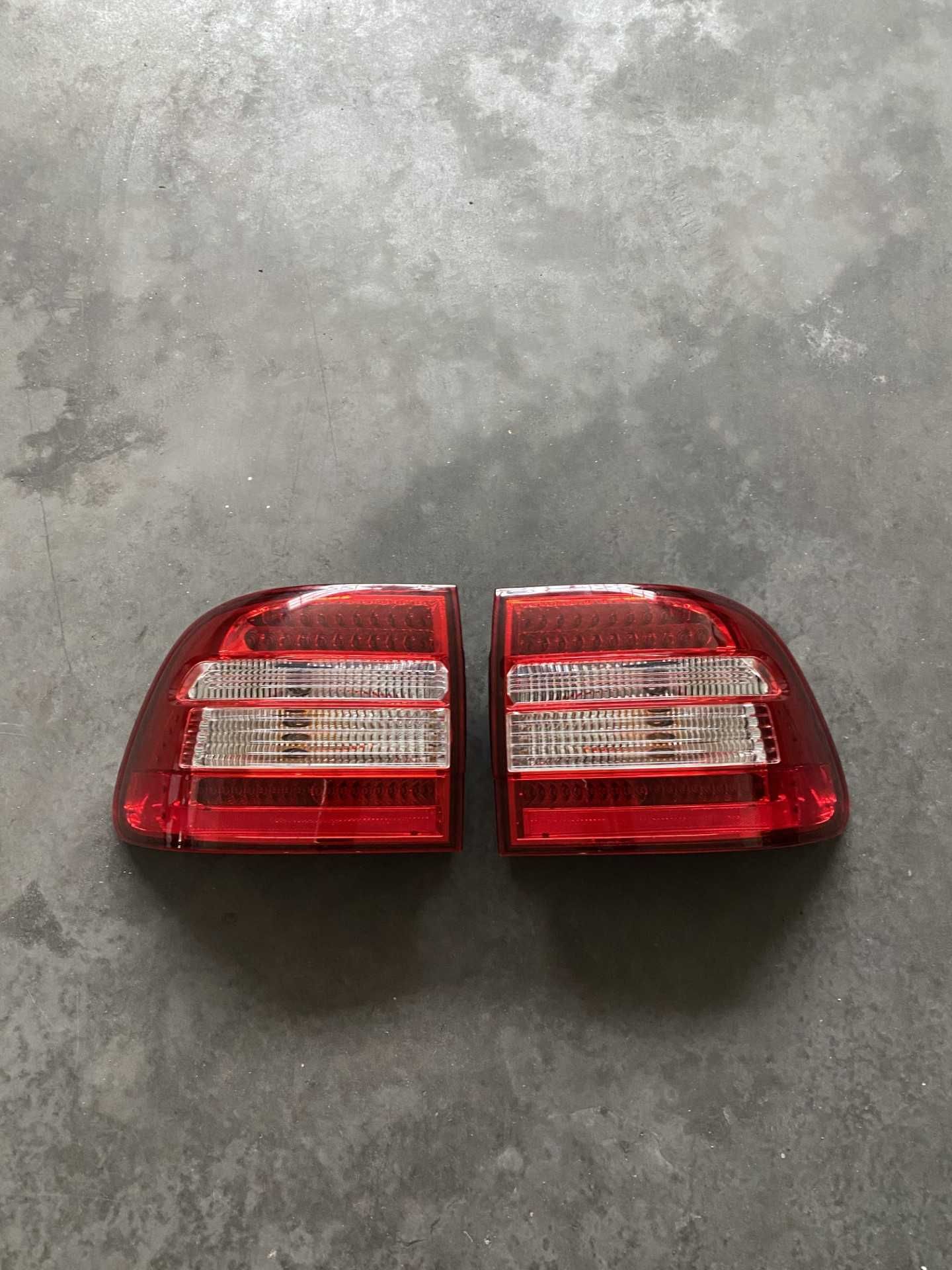Barras transversais e farois traseiros Porsche Cayenne