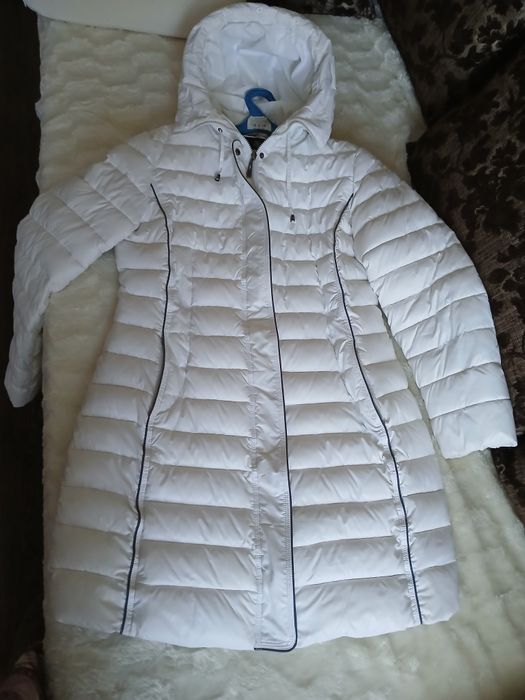 Продам куртку жіночу білу 50р б/у
