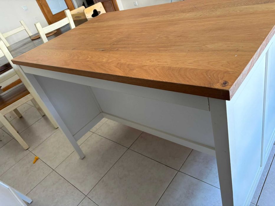 Ilha de cozinha com banquetas