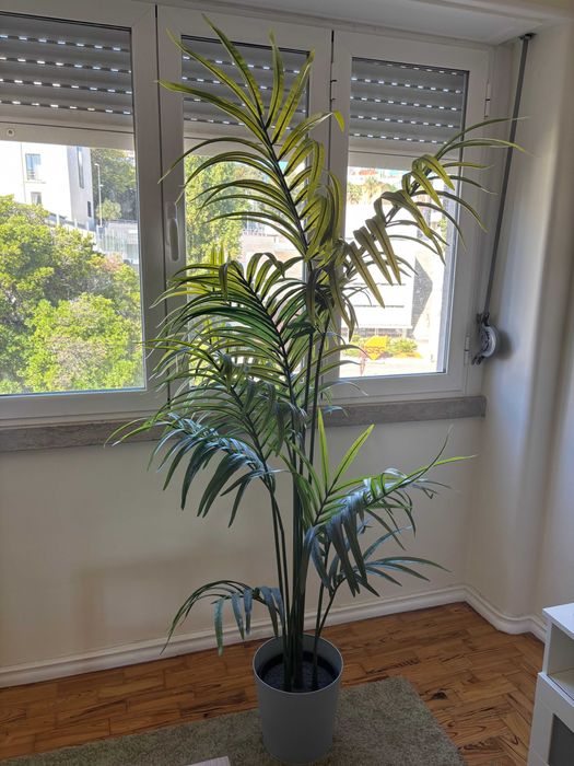 Planta artificial de palmeira com vaso azul