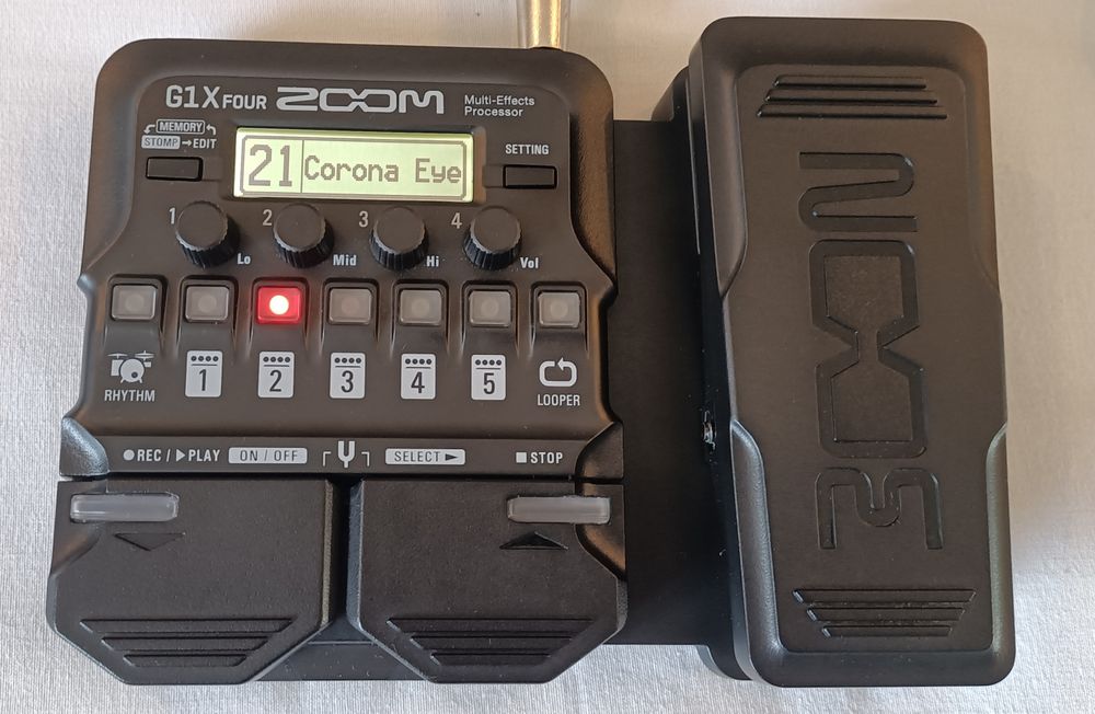 Zoom G1X FOUR - Pedal multiefeitos para guitarra elétrica. Novo!