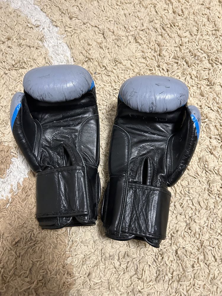 Кожаные  боксерские перчатки