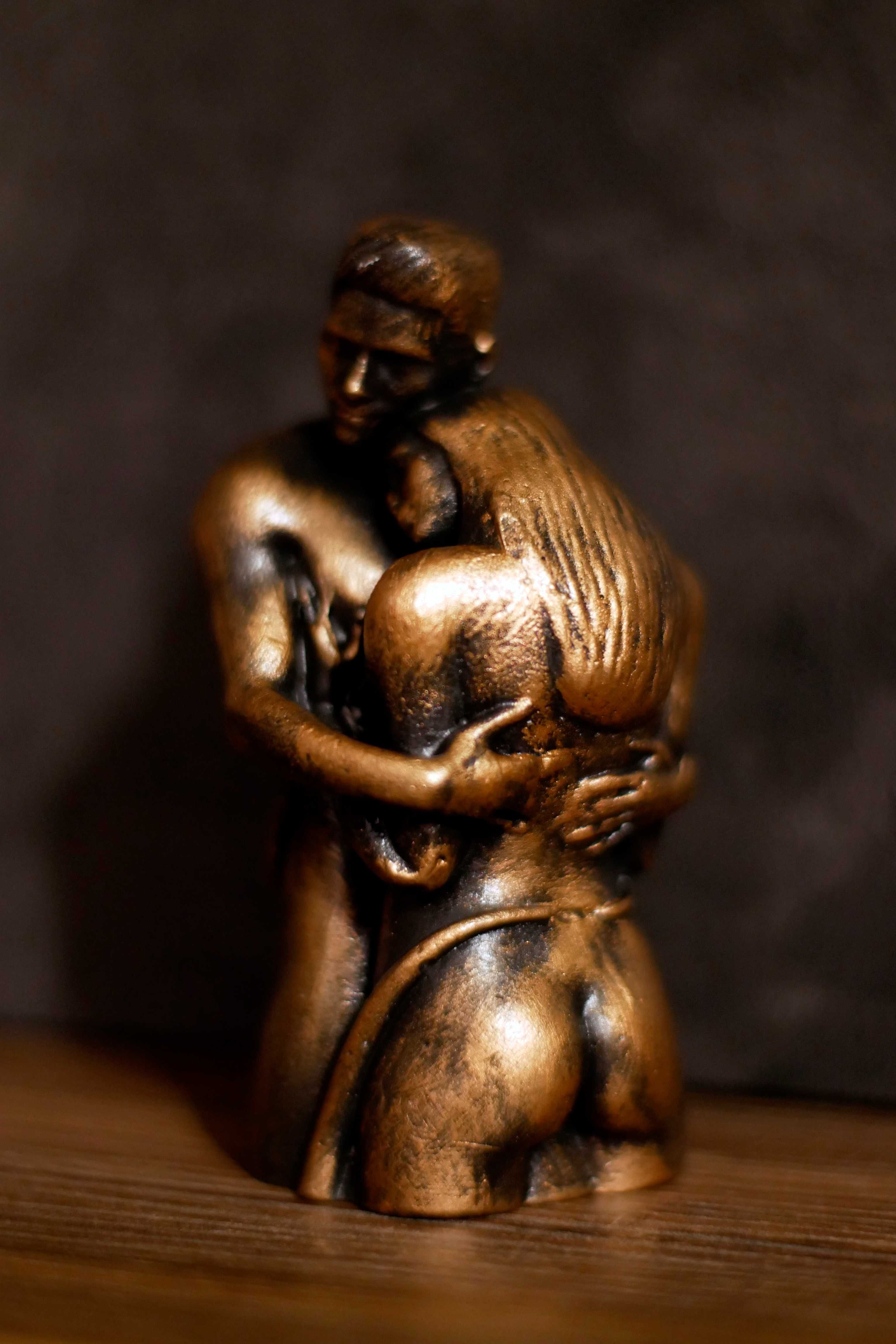 Rzeźba z gipsu, W miłosnym uścisku, ogniste złoto, wys. 9,8 cm
