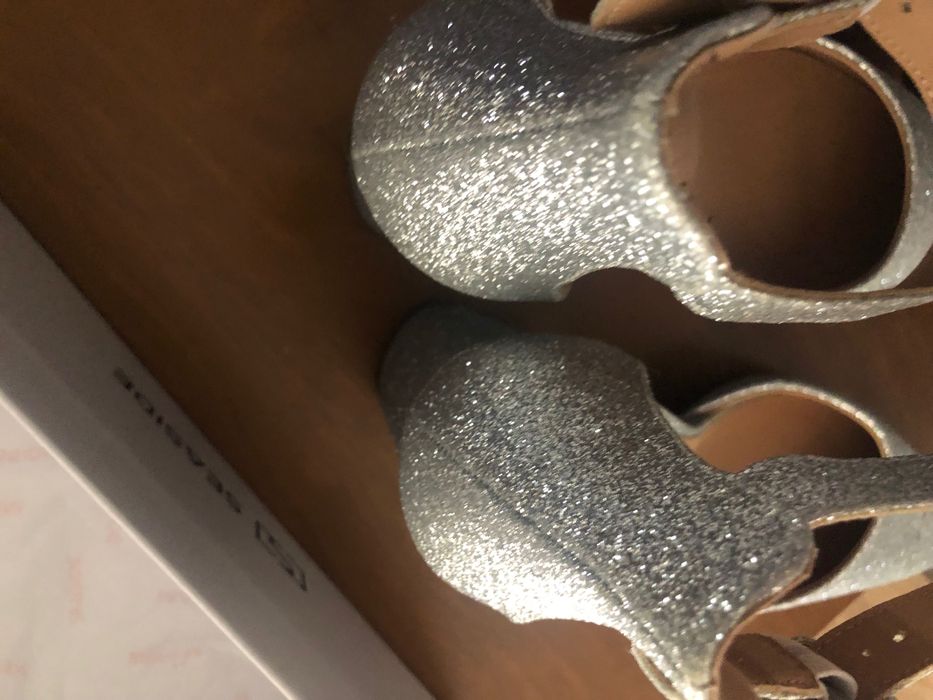 Sapatos de senhora prateados