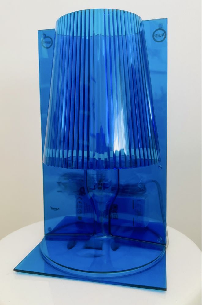 Candeeiro de mesa azul marca kartell take