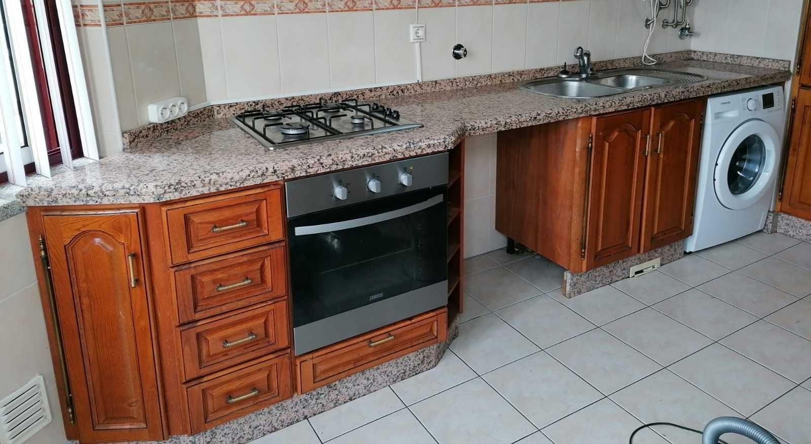 Vendo cozinha em madeira de castanho