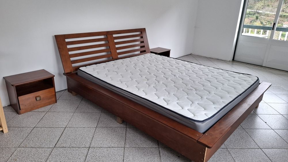 Cama casal com colchão e mesas de cabeceira
