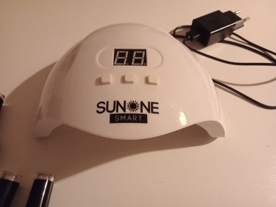 LAMPA do Paznokcji UV/LED plus lakiery i zestaw do manicure.