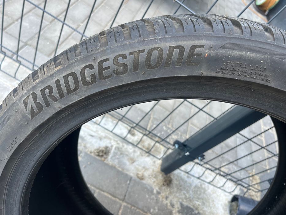 Komplet opon zimowych LM005 Bridgestone 275/35 R19 245/40 R19