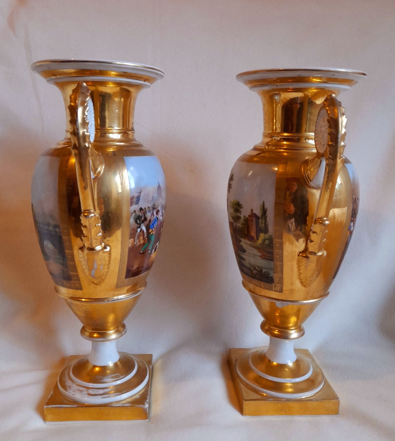 Par de jarras sec. XIX, em porcelana francesa.