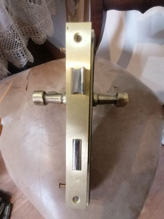 Fechaduras em metal completas.