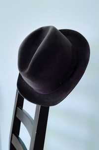 Klasyczny czarny kapelusz