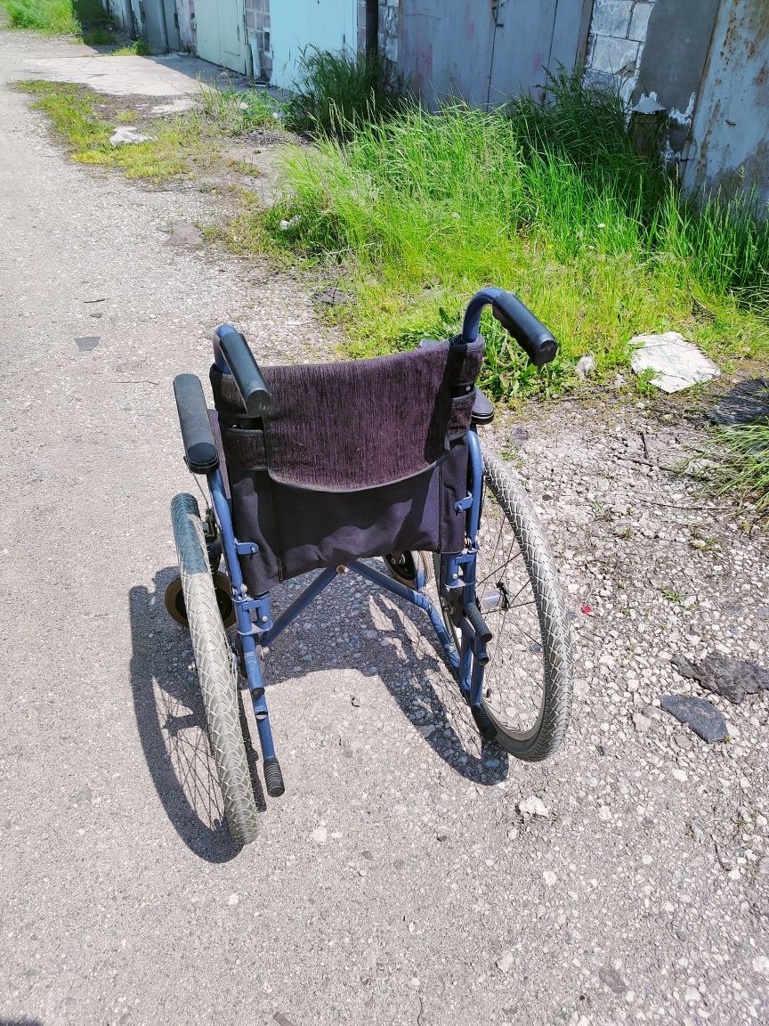 Продам инвалидную коляску ИСКРА и санитарный стул со съемным сиденьем.