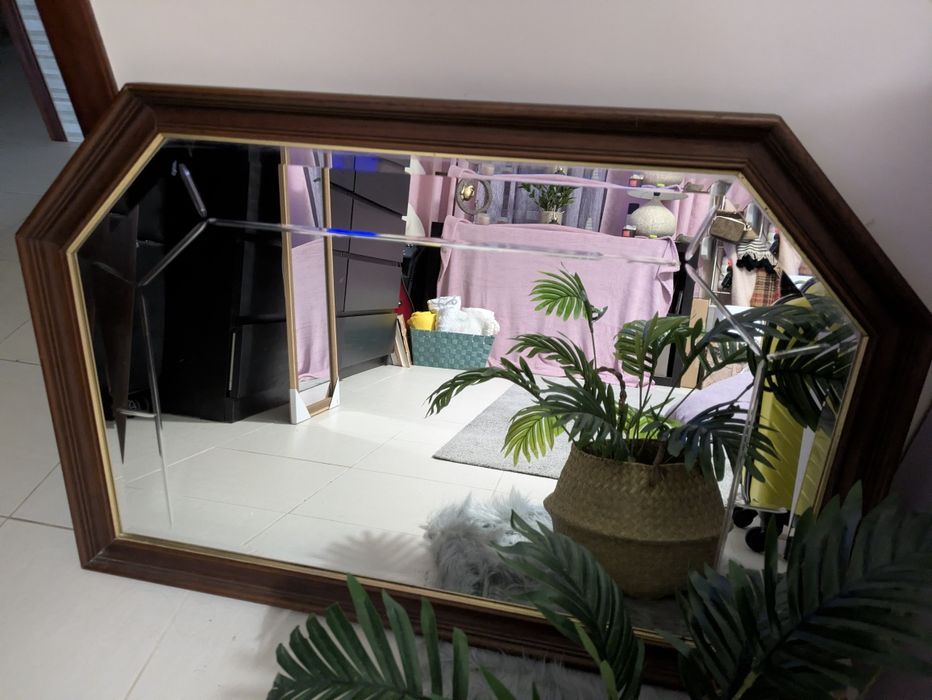 Espelho antigo com moldura em madeira