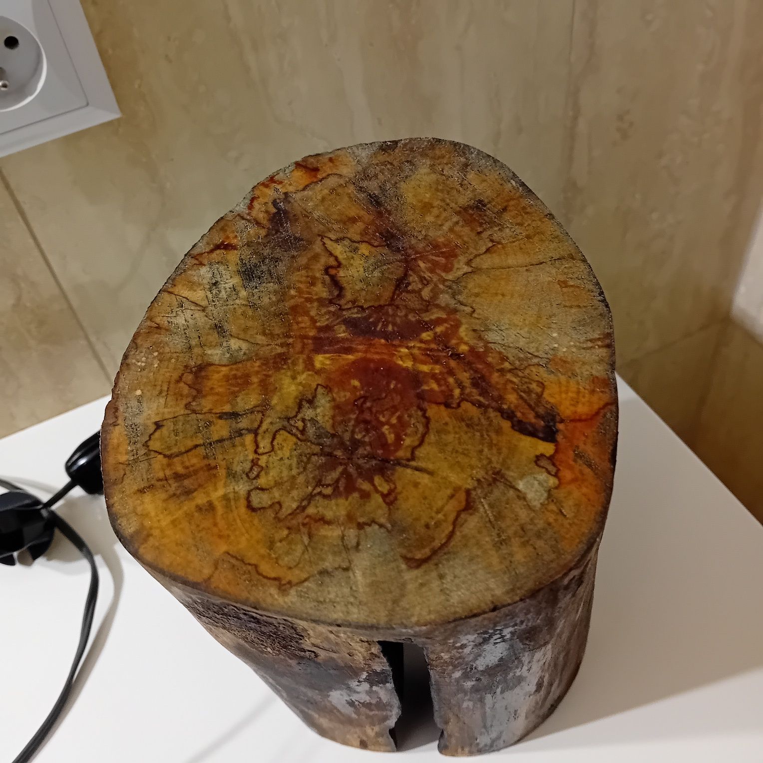 Lampka nocna z drewna piękna