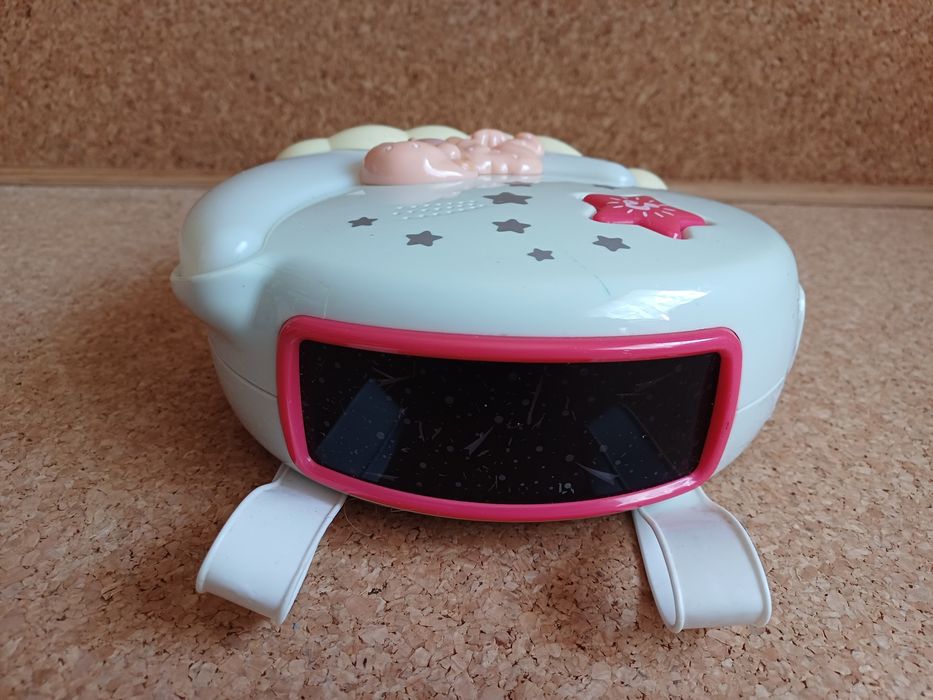 Músicas de embalar com projector luminoso no tecto e luz de presença.