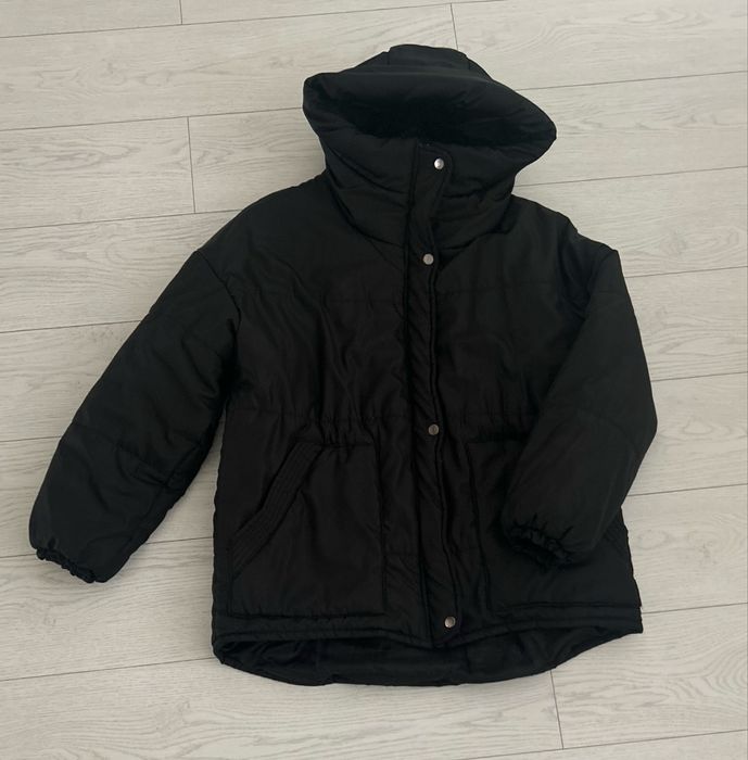 Осіння чорна жіноча куртка