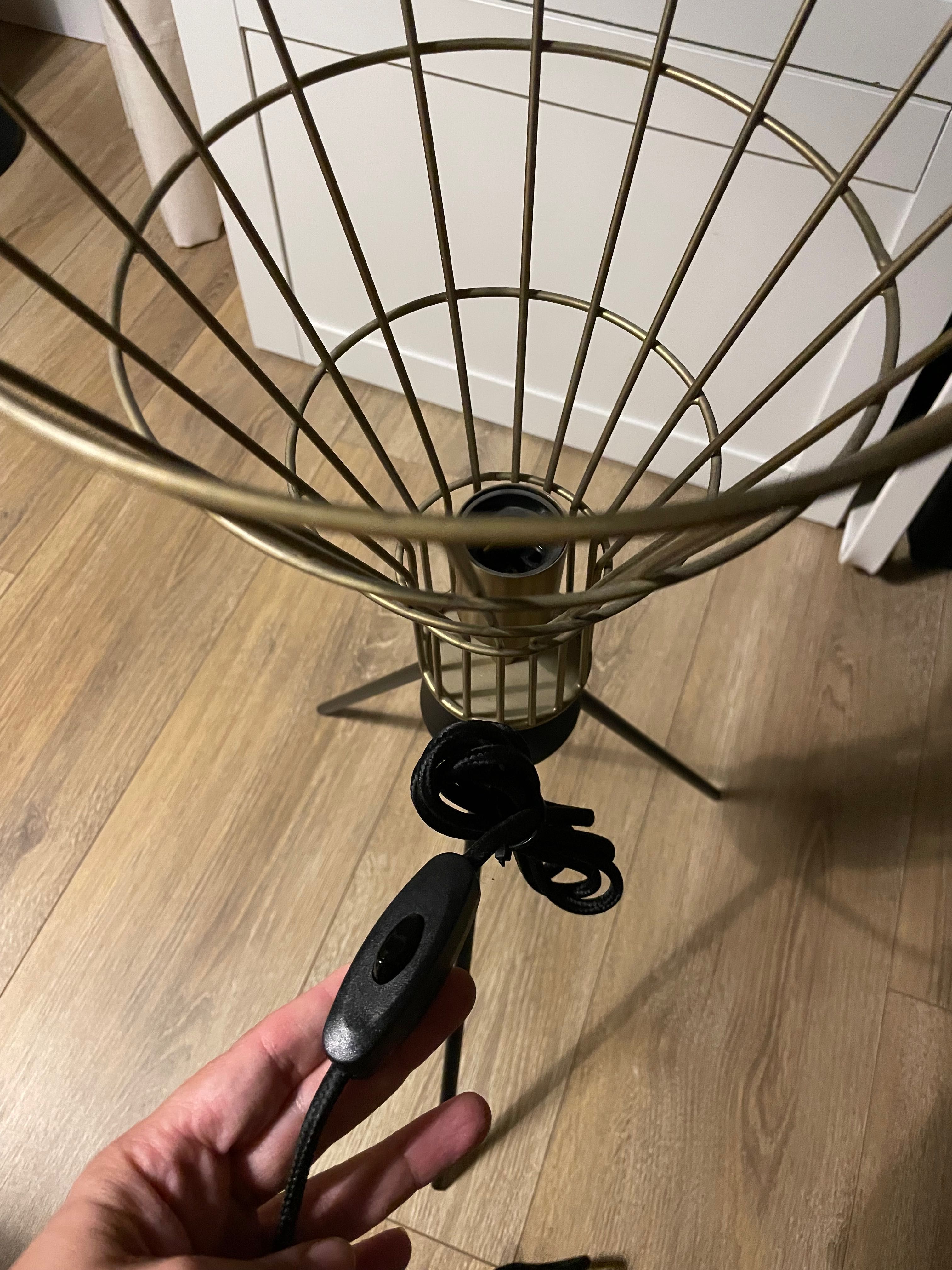 Candeeiro metálico moderno com pé