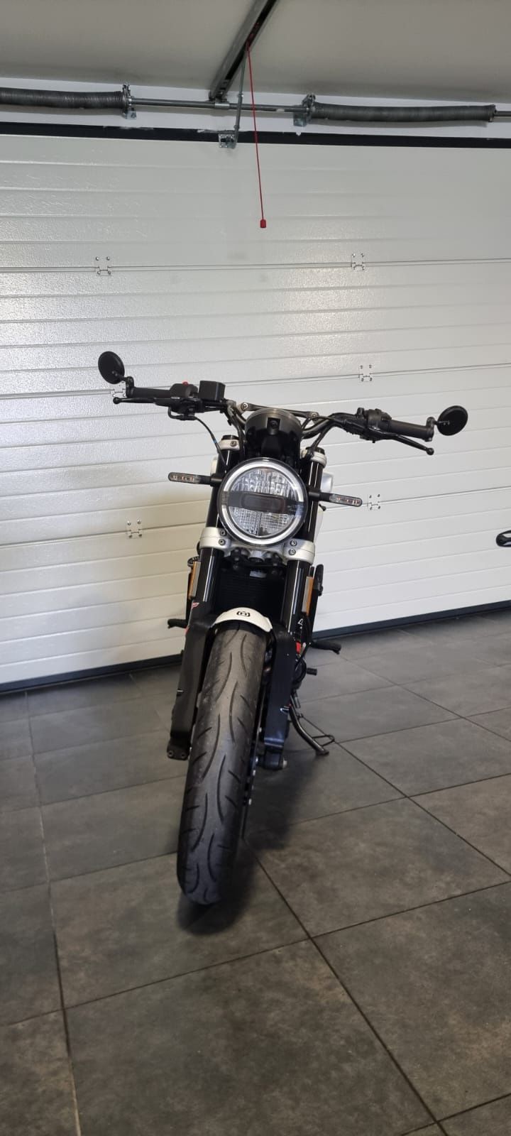 Husqvarna Svartpilen 125cc (Única)