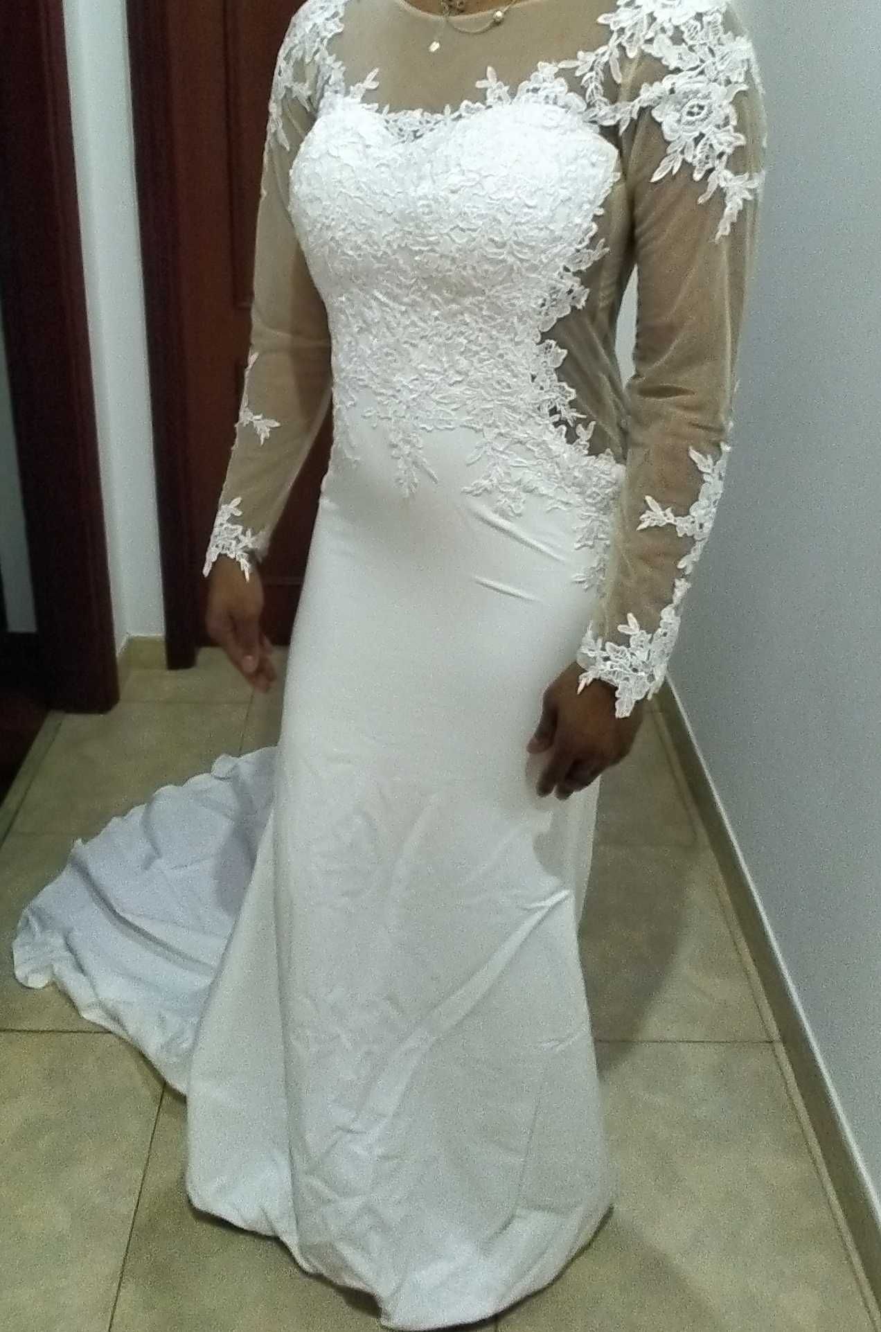Vestido de noiva e véu novo .