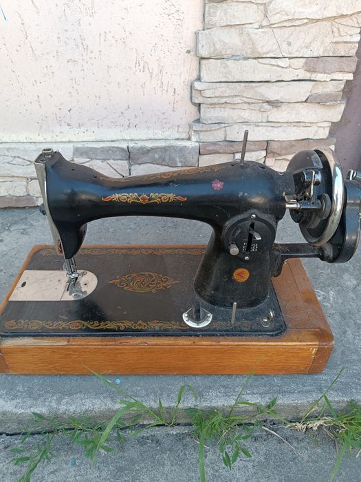 Продам швейну машинку