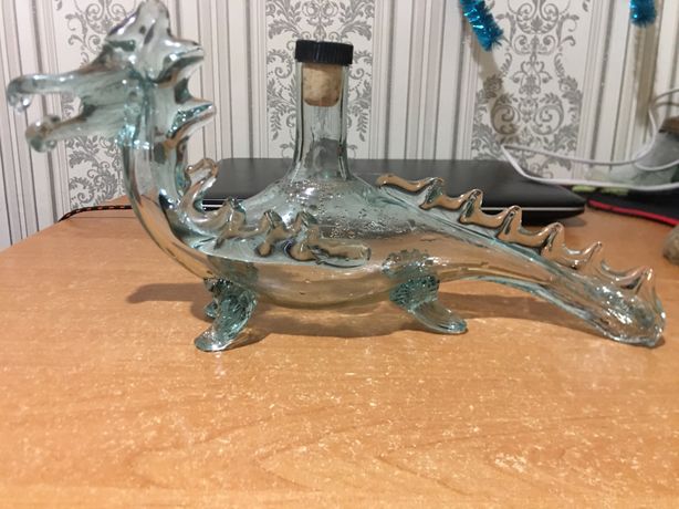 Бутилка у формі скляного дракона