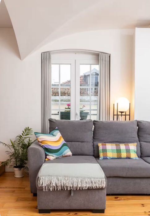 Sofá-cama cinzento moderno com arrumação e função cama - confortável