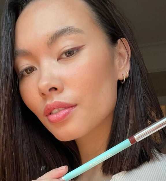 Sweed

Satin Eyeliner do oczu

odcień Margaux Bordeaux